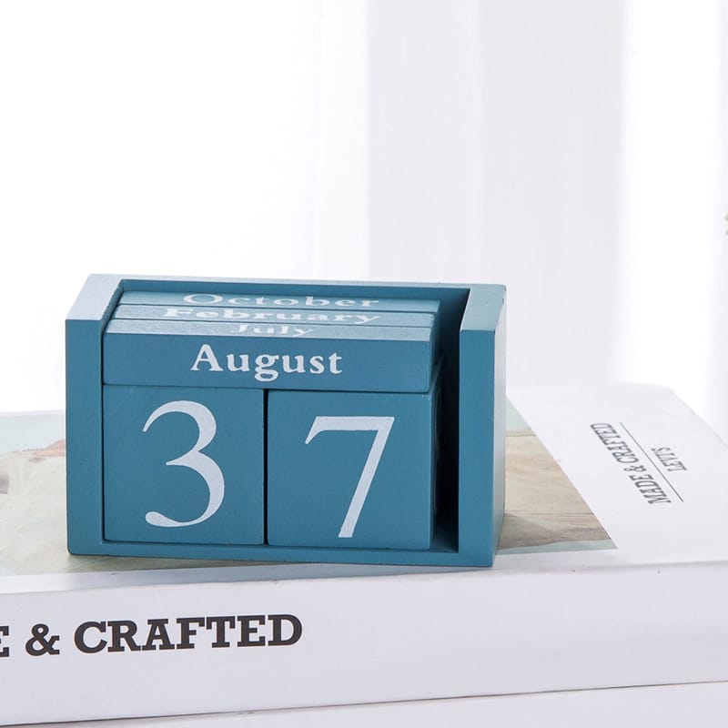 Blaugrüner Holzblockkalender mit dem 37. August. Stilvolle Wohndekoration.