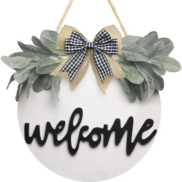 Rundes Willkommensschild aus Holz mit Schleife aus Sackleinen und Lammohrgrün.