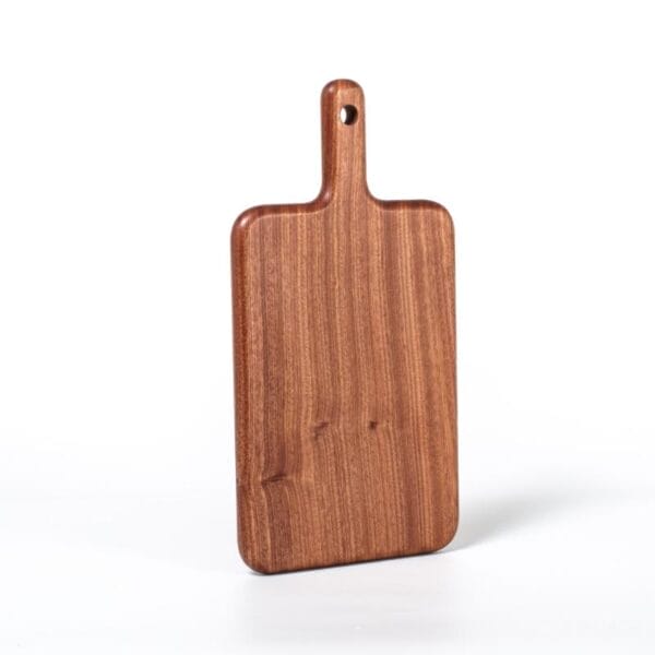 Elegantes Schneidebrett aus dunklem Holz mit Griff, perfekt für Küche oder Tisch.