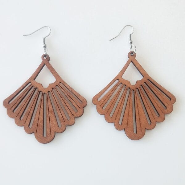 Braune Boho-Ohrringe aus Holz mit geometrischem Rautendesign. Groß- und Einzelhandel.