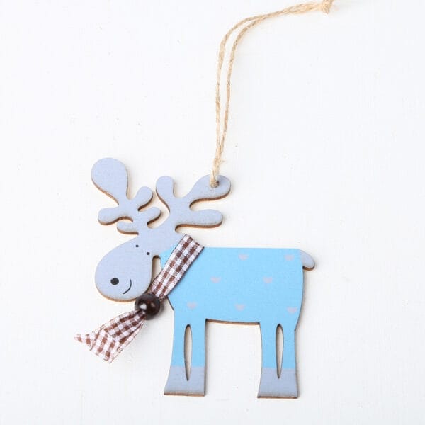 Niedliches Rentier-Weihnachtsornament aus Holz mit blauem Pullover und braunem Schal. Weihnachtsbaumschmuck im Großhandel.