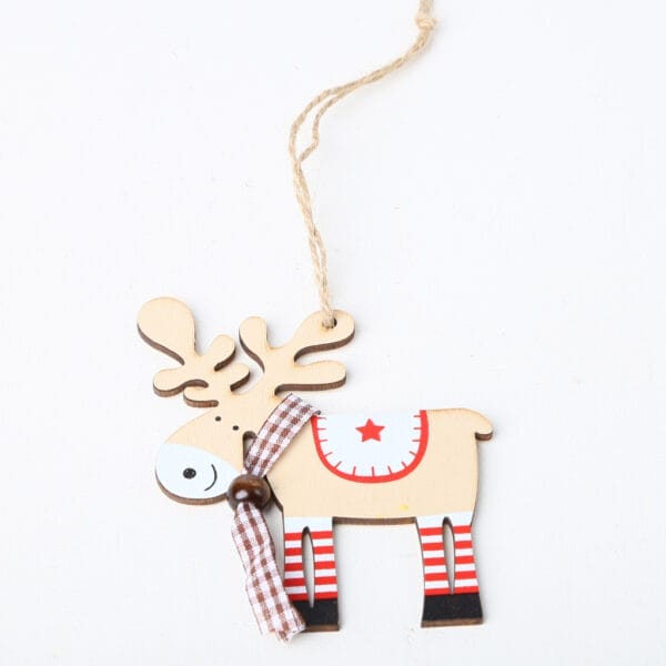 Weihnachtsschmuck aus Holz in Form eines Rentiers mit rot-weiß gestreiften Socken und braunem Gingham-Schal. Weihnachtsbaumschmuck im Großhandel.