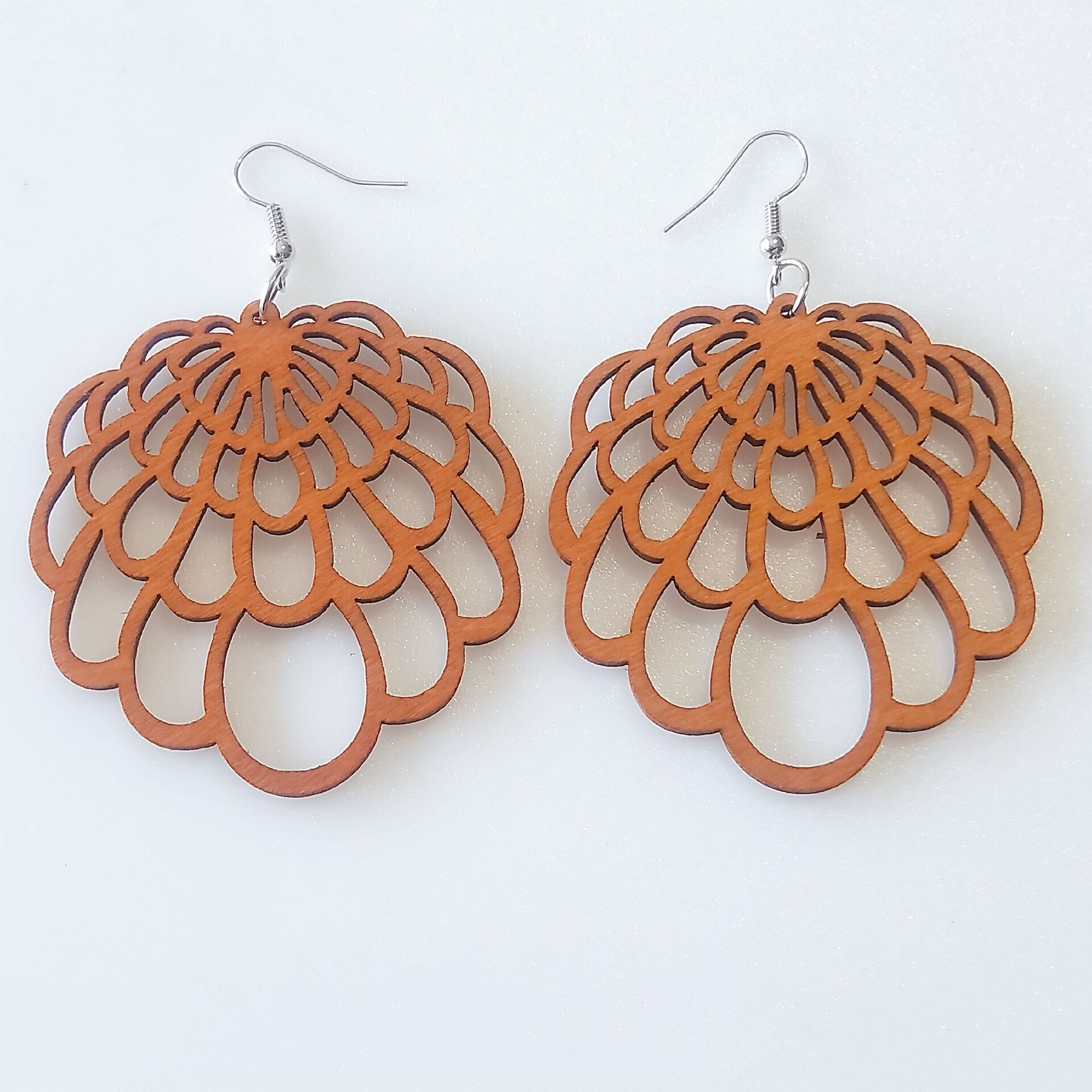 Paar braune Boho-Ohrringe aus Holz mit geometrischem Rautendesign. Groß- und Einzelhandel.