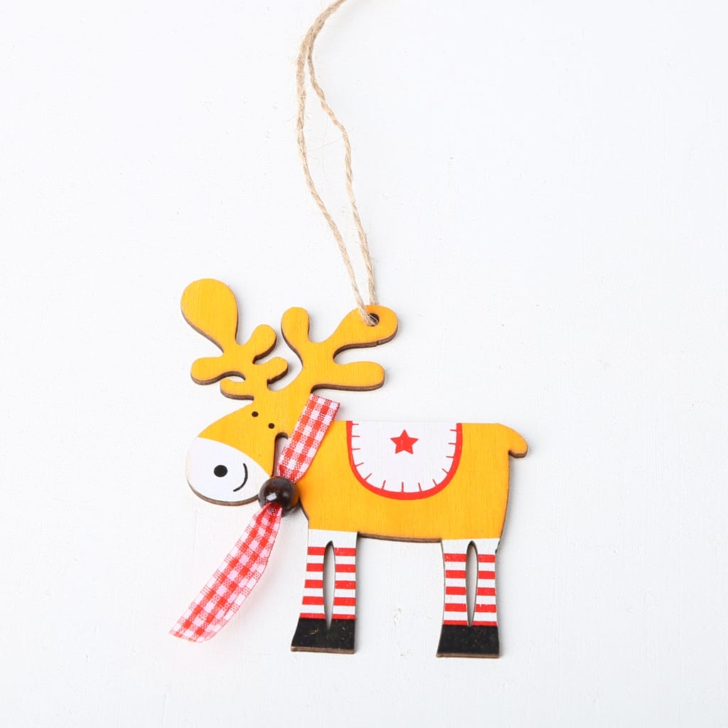 Niedliches Weihnachtsornament aus Holz mit Rentiermotiv und rot-weiß kariertem Schal. Perfekt für selbstgemachte Weihnachtsbaumdekorationen.
