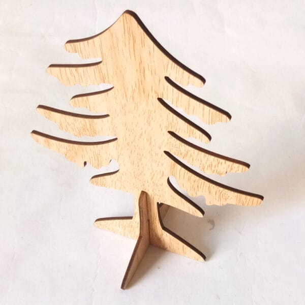Christbaumschmuck aus Holz, handgefertigte Holzskulpturen für festliche Dekoration. Weihnachtsbäume im Großhandel erhältlich.