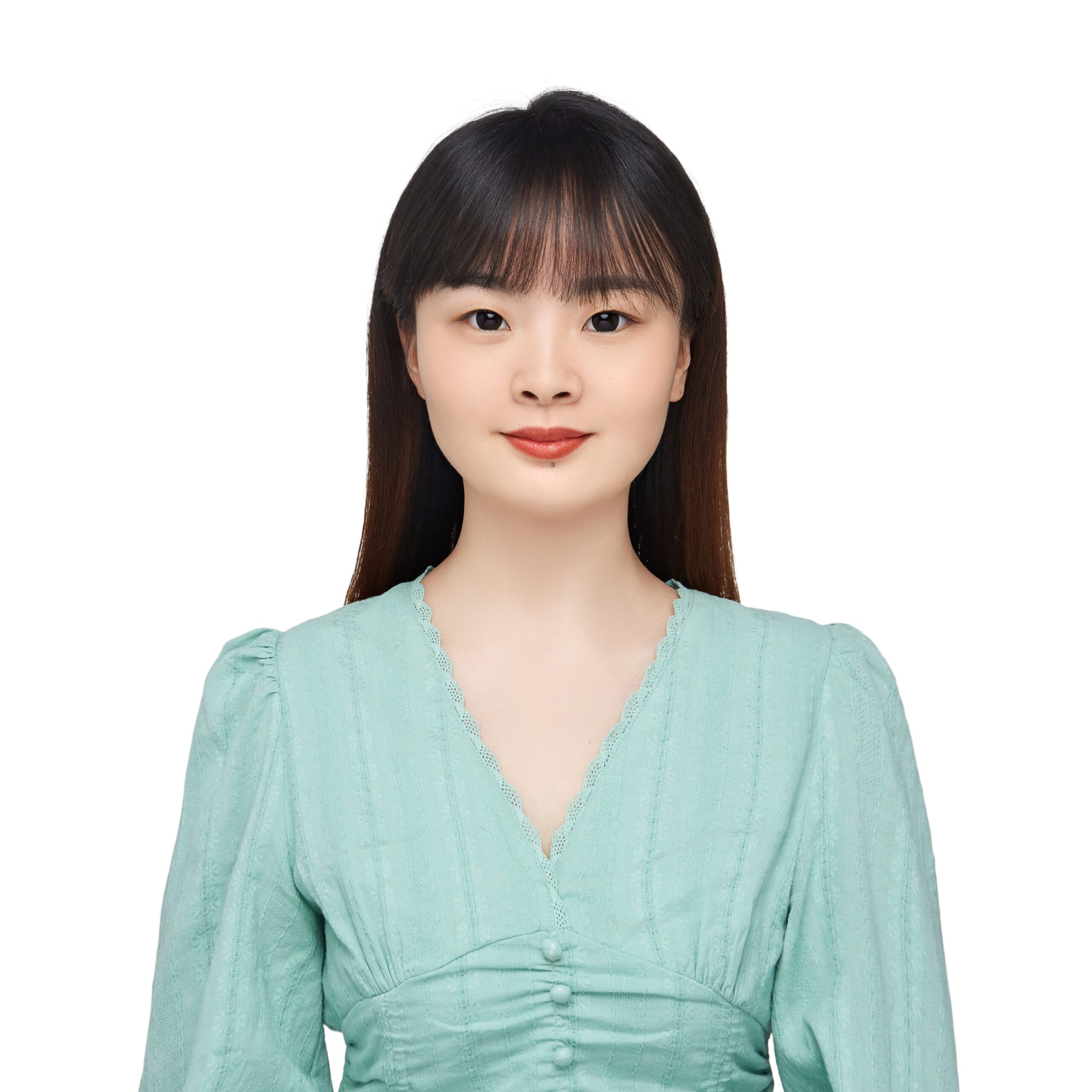 Porträt einer jungen Frau mit glattem, dunklem Haar, die eine hellblaugrüne Bluse mit V-Ausschnitt trägt.
