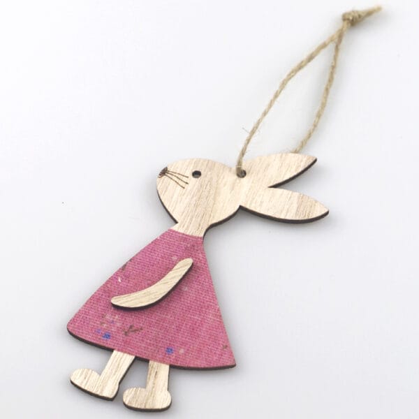 Osterhasen-Deko aus Holz mit rosa Kleid, an Schnur hängend. Bezauberndes Holzornament für Ostern.