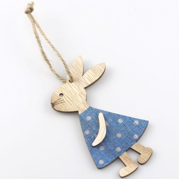 Osterhasen-Dekoration aus Holz mit blauem gepunktetem Kleid, an einer Schnur hängend. Bezauberndes Osterornament aus Holz zum Großhandel.