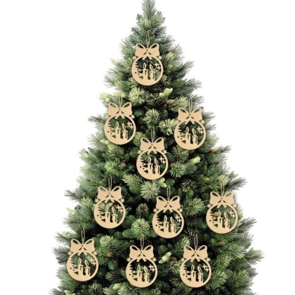 Aufwendige, lasergeschnittene Weihnachtsornamente aus Holz schmücken einen geschmückten Baum. Großhandel für Weihnachtsdekorationen aus Holz.