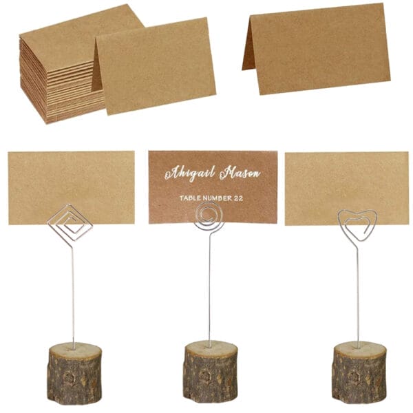 Set rustikaler Tischkartenhalter aus Holz mit leeren und personalisierten Kraftpapierkarten. Großhandels-Holzklammern für Speisekarten und Fotos.