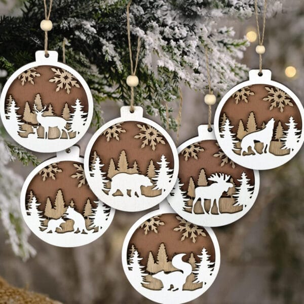 Sechs runde Weihnachtsornamente aus Holz mit verschiedenen Waldtieren. Großhandel mit hölzernen Tierornamenten.