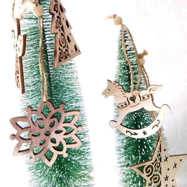 Weihnachtsschmuck aus Holz: Schneeflocke, Schaukelpferd, Stern, Engel und Baum. Bezaubernde Dekorationen für den festlichen Baum.