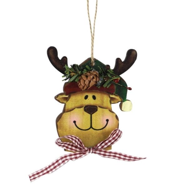 Rustikaler Weihnachtsschmuck aus Holz in Form eines Rentiers mit rot-weiß kariertem Band.