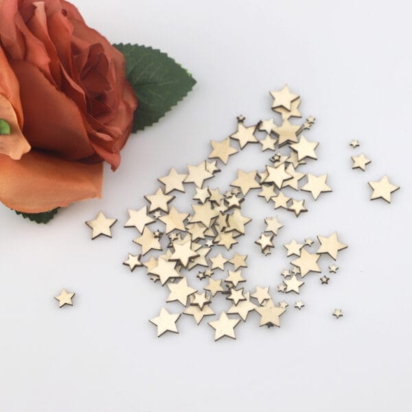 Holzsterne, die neben einer Rose verstreut sind; ideal zum Basteln und für DIY-Projekte wie Scrapbooking und Partys.