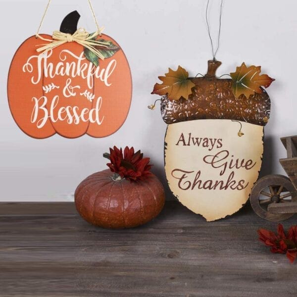 Herbstdekorationen mit „Thankful & Blessed“-Kürbis und „Always Give Thanks“-Eichel. Handgefertigtes Herbst-Holzschild.