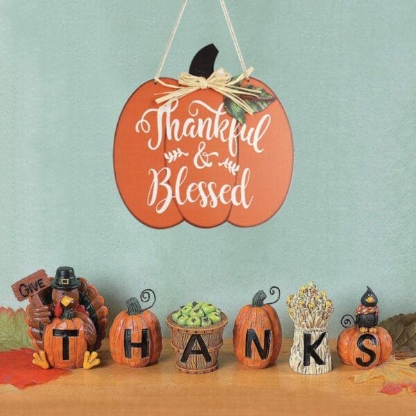 Handgefertigtes Kürbisschild aus Holz: „Thankful & Blessed“, mit herbstlicher Thanksgiving-Dekoration.