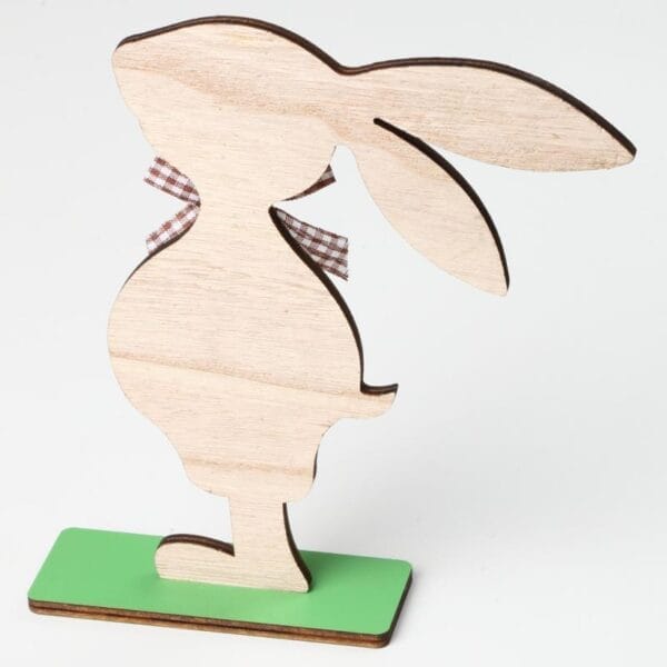 Osterhasenfigur aus Holz mit braun kariertem Band. Bezaubernde Osterdekoration zum Großhandel.