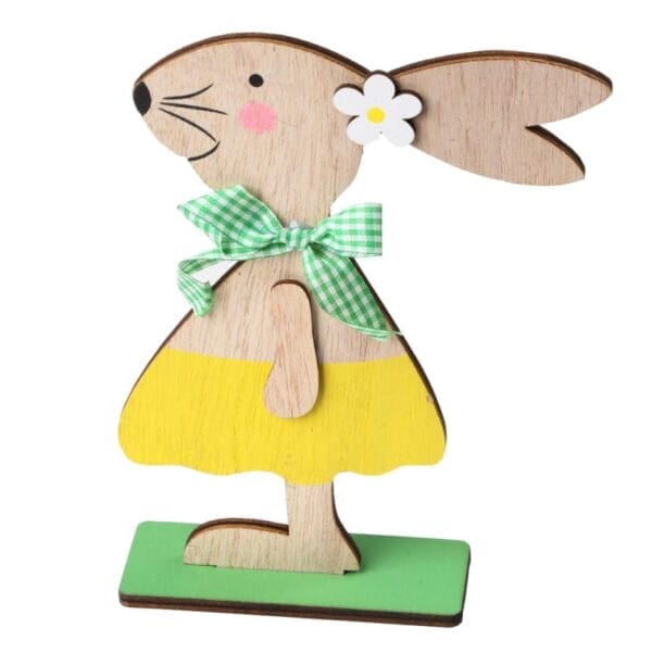 Bezaubernde Osterhasenfigur aus Holz mit gelbem Rock, grüner Schleife und Blume. Osterdekoration im Großhandel.