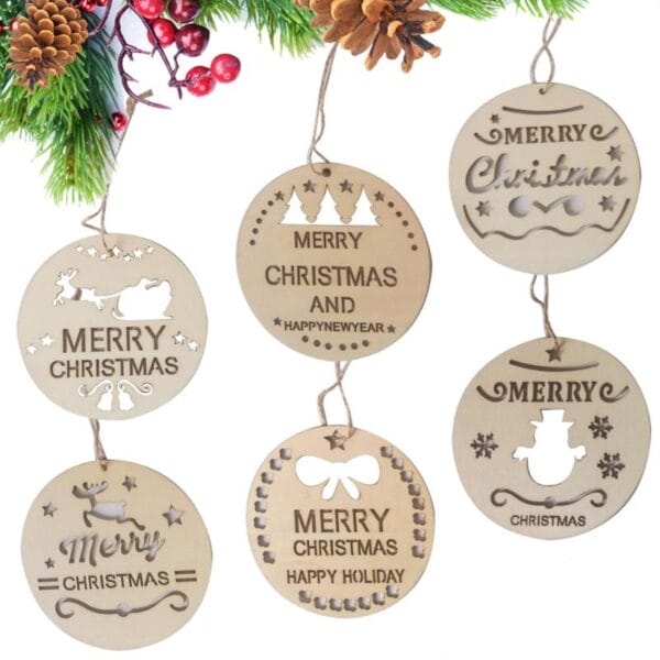 Sechs bezaubernde runde Weihnachtsornamente aus Holz mit verschiedenen festlichen Motiven und Weihnachtsgrüßen. Perfekt für die Großhandels- oder Feiertagsdekoration.