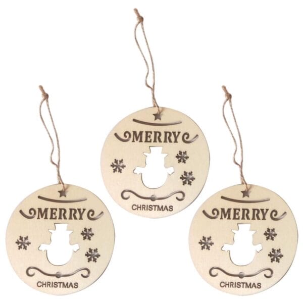 Drei bezaubernde Weihnachtsornamente aus Holz mit Schneemännern und „Frohe Weihnachten“.