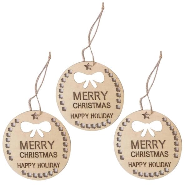 Drei runde Weihnachtsornamente aus Holz mit der Gravur „Frohe Weihnachten und schöne Feiertage“. Großhandelsverkauf von Christbaumschmuck aus Holz.