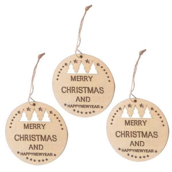 Drei runde Weihnachtsornamente aus Holz mit der Aufschrift „Frohe Weihnachten und ein glückliches neues Jahr“.