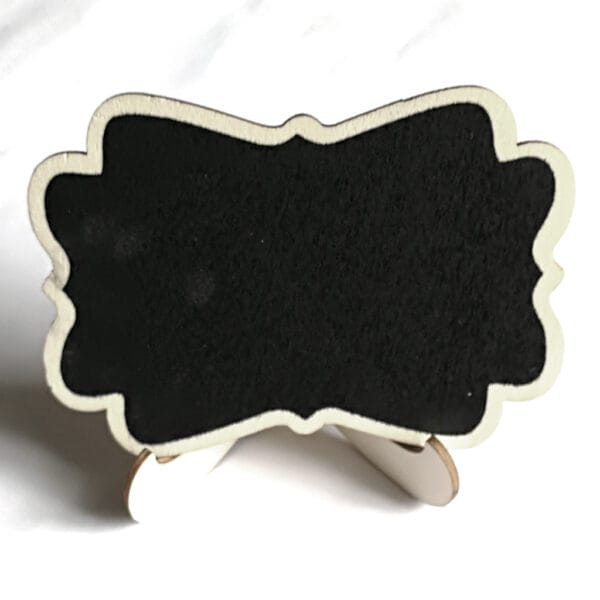 Kleines, leeres Tafelschild aus Holz mit Ständer, perfekt für kreative Tischdekorationen.