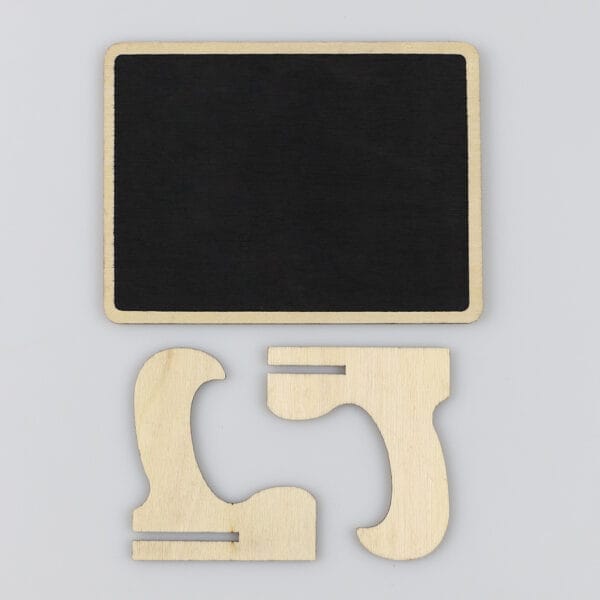 Kleines hölzernes Tafelschild mit Ständer, ideal für kreative Tischdekorationen. Tischschilder aus Holz im Großhandel erhältlich.