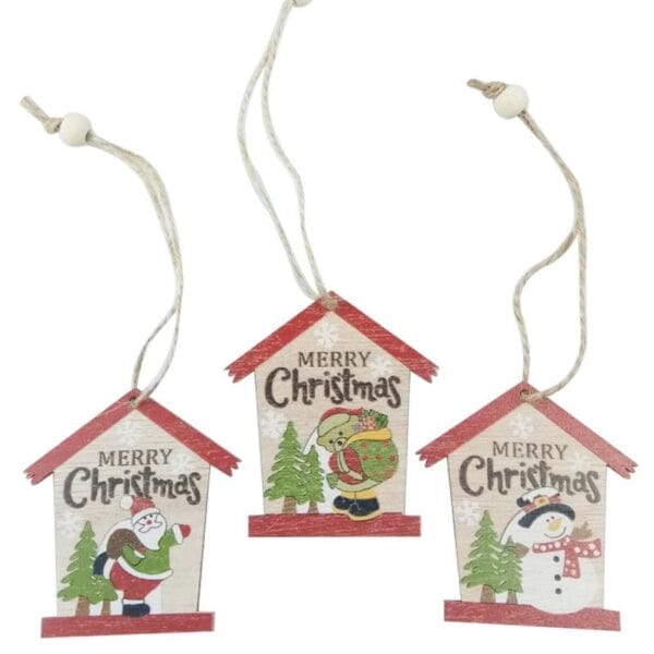 Drei bezaubernde Weihnachtsdekorationen aus Holz in Form von Vogelhäuschen, mit dem Weihnachtsmann, einem Schneemann und einem Bären. Auf jedem steht „Frohe Weihnachten“.
