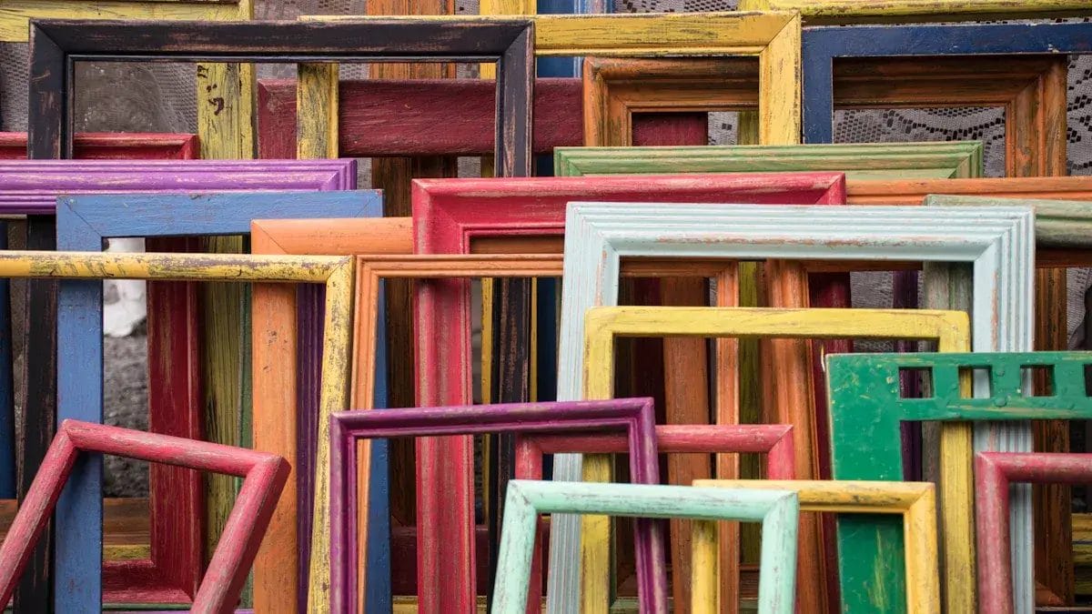 Stapel bunter, rustikaler Bilderrahmen aus Holz. DIY-Bastelprojekt.
