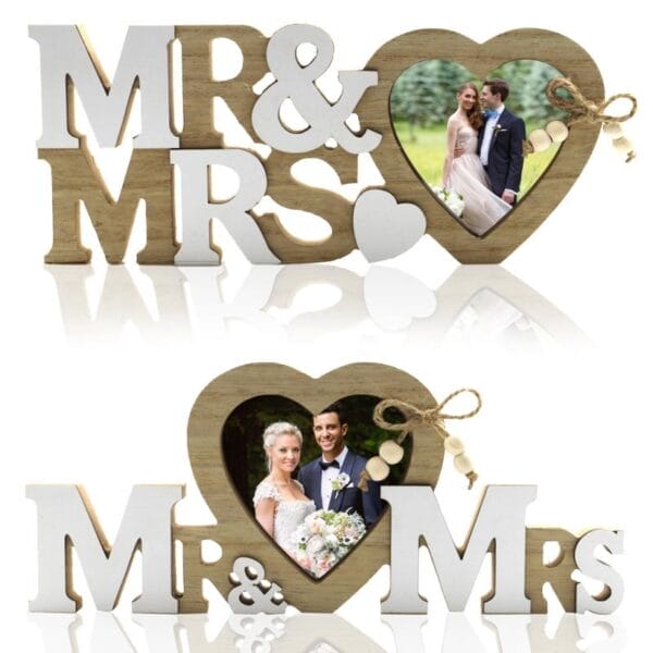 Herzförmiger Fotorahmen aus Holz mit der Aufschrift „Mr & Mrs“, ideal für Hochzeitsfotos.
