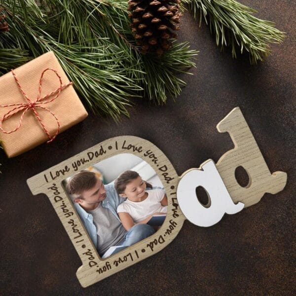 Herzförmiger Bilderrahmen aus Holz mit der Aufschrift „Ich liebe dich, Papa“. Perfekt zum Vatertag.