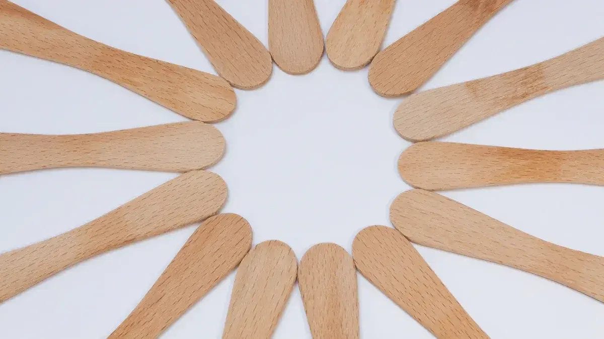 Im Kreis angeordnete Bastelstäbe aus Holz, perfekt für kreative DIY-Projekte. 5 kreative Holzstäbchen-Bastelideen