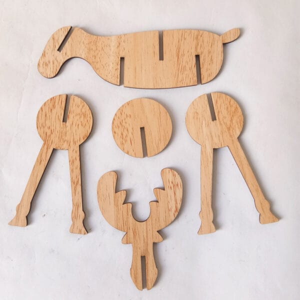 Rentier-Bastelset aus Holz. Stellen Sie Ihre eigene bezaubernde Weihnachtsdekoration zusammen.