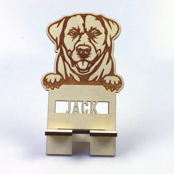 Telefonständer aus Holz mit einem Labrador Retriever, personalisiert mit dem Namen „Jack“.
