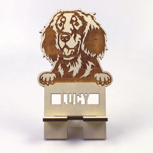 Telefonständer aus Holz mit einem lasergeschnittenen Cocker Spaniel, personalisiert mit dem Namen „Lucy“.