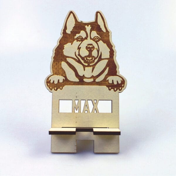 Telefonständer aus Holz mit einem Husky-Hund, personalisiert mit dem Namen „Max“.