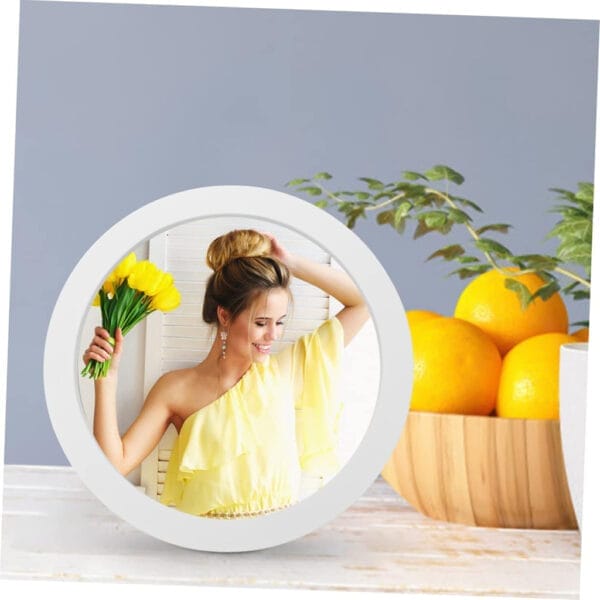 Weißer, runder Bilderrahmen aus Holz mit einer Frau in einem gelben Kleid. DIY-Rahmen, perfekt für kreative Projekte.