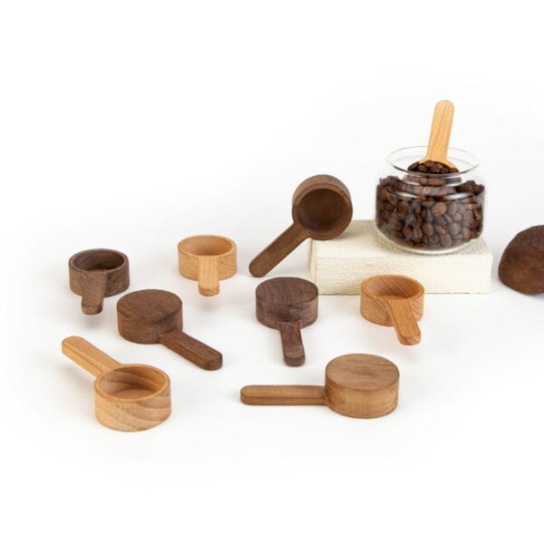 Verschiedene Kaffeelöffel aus Holz in verschiedenen Brauntönen und hellem Holz. Hochwertiger Holzmesslöffel.