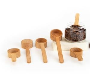 Set mit Kaffeelöffeln aus Holz; verschiedene Größen. Hochwertiger Messlöffel aus Holz.