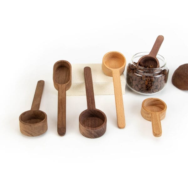 Set handgefertigter Kaffeelöffel aus Holz. Hochwertiger Holzmesslöffel für präzises Kaffeemessen.