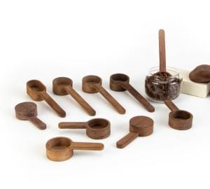 Set mit dunkelbraunen Messlöffeln aus Holz. Hochwertiger Holzmesslöffel für Kaffee.
