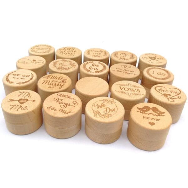 Ringboxen aus Holz mit eingravierten Hochzeitsbotschaften. Vintage-Ringboxen im Großhandel, perfekt für Verlobungen und Hochzeiten.