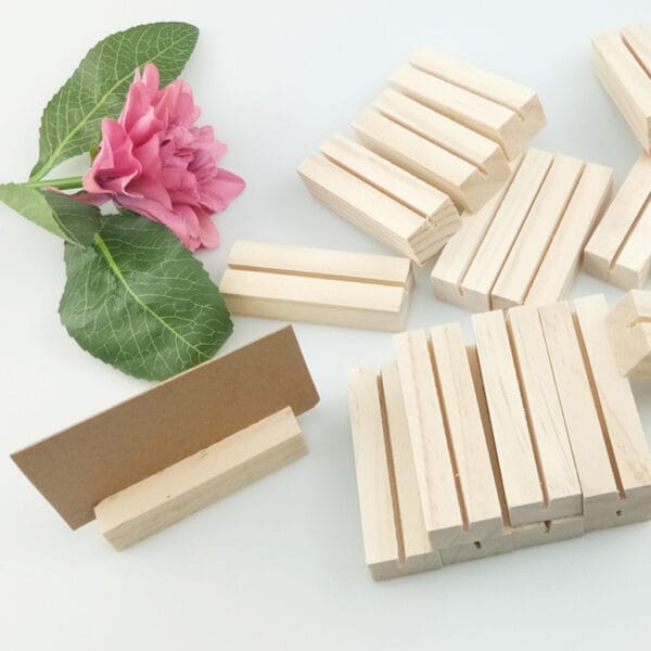 Kartenhalter aus Holz und eine leere braune Karte. Großhandelsständer aus Holz für Notizen und Karten.