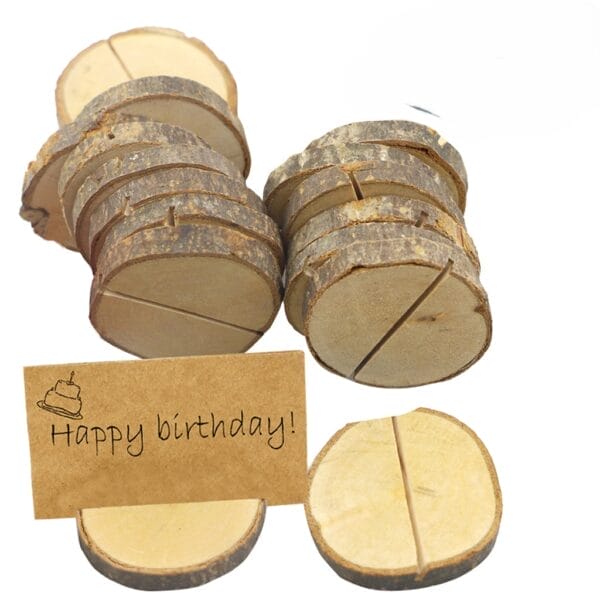 Tischkartenhalter aus Holz mit der Aufschrift „Happy Birthday!“. Großhandelsständer aus Holz für Notizen und Karten.