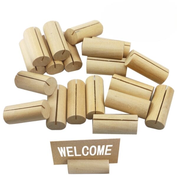 Kartenhalter aus Holz und ein „Willkommen“-Schild. Großhandelsständer aus Holz für Notizen und Karten.