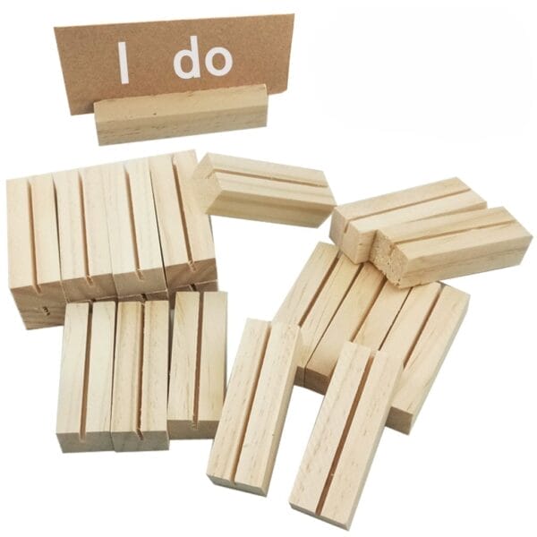 Kartenhalter Holz mit dem Schriftzug „Ja, ich will“. Großhandelsständer aus Holz für Notizen und Karten.