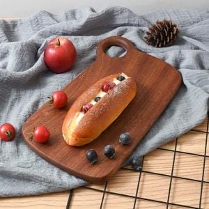 Edles Küchenbrett aus Ebenholz mit Gebäck. Perfekt für die Präsentation von Speisen.