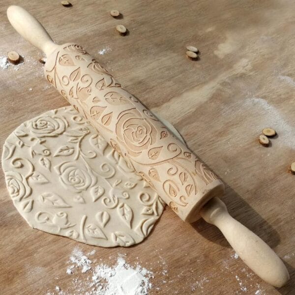 Nudelholz aus Holz mit Rosenmotiv zum Prägen von Teig. Ideal zum Backen am Valentinstag.