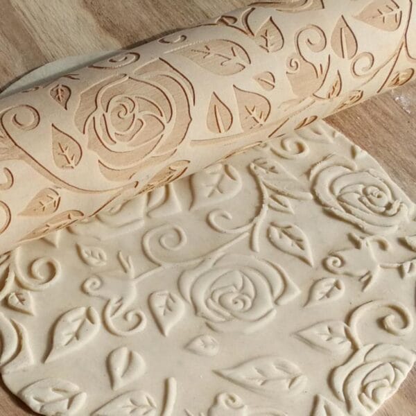 Nudelholz aus Holz mit Rosenmotiv zum Prägen von Teig. Ideal zum Backen am Valentinstag.